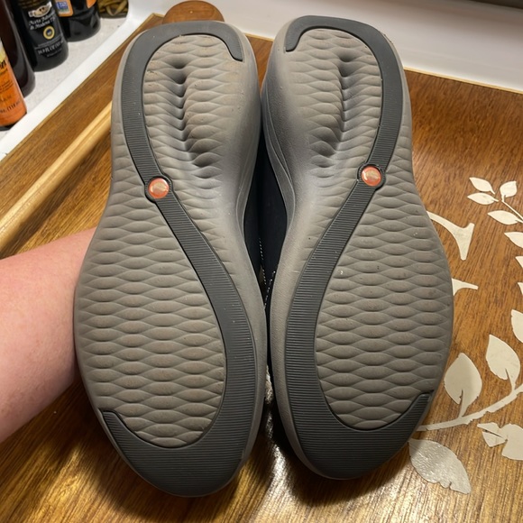 Men\'s black CLARKS leather slip on shoe. Size 10 main image 6